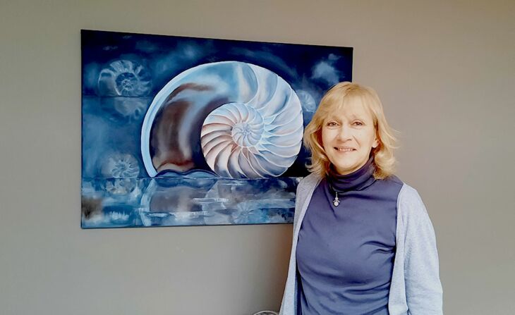 Margret Westmeyer vor einem ihrer Bilder.